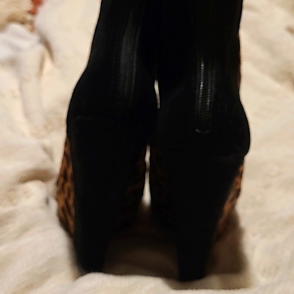 Huette kelsi dagger narcissism platform wedge bootie 🔥 RARE!! Trending leopard - Picture 3 of 4